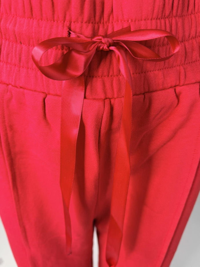 Bogilvy-Emma-red-ganzkoerperbild